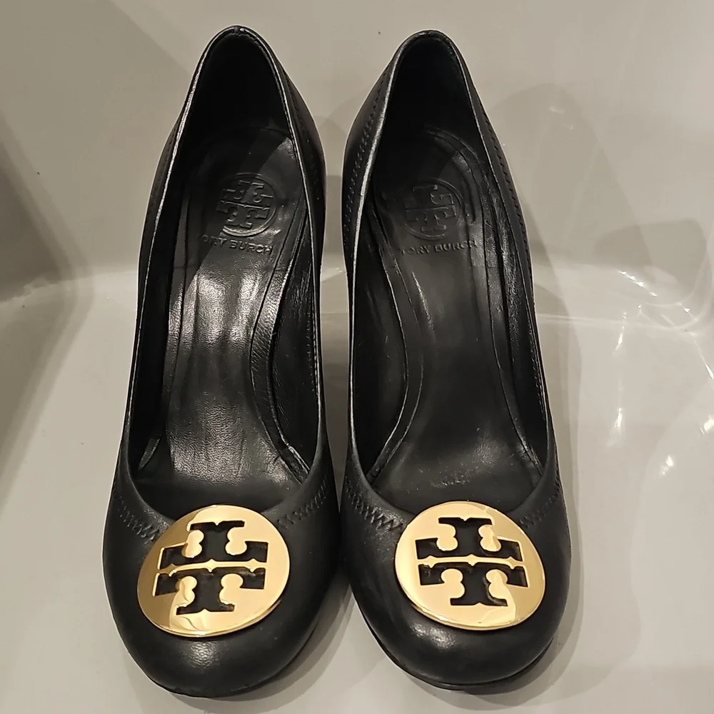 TORY BURCH Black and Gold Wedge Pumps Sally Sophie